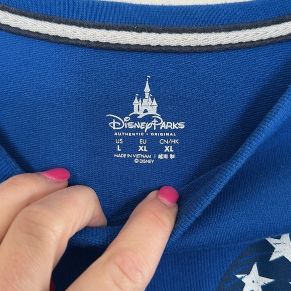 Disney Parks Mickey with stars size large - Picture 4 of 4
